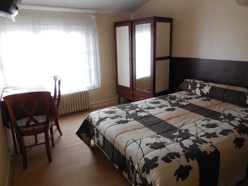 Hotel Le Lion D'Or Salbris Oda fotoğraf