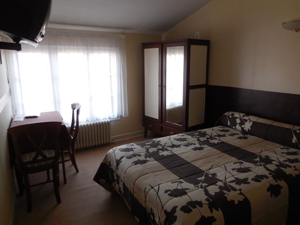 Hotel Le Lion D'Or Salbris Oda fotoğraf