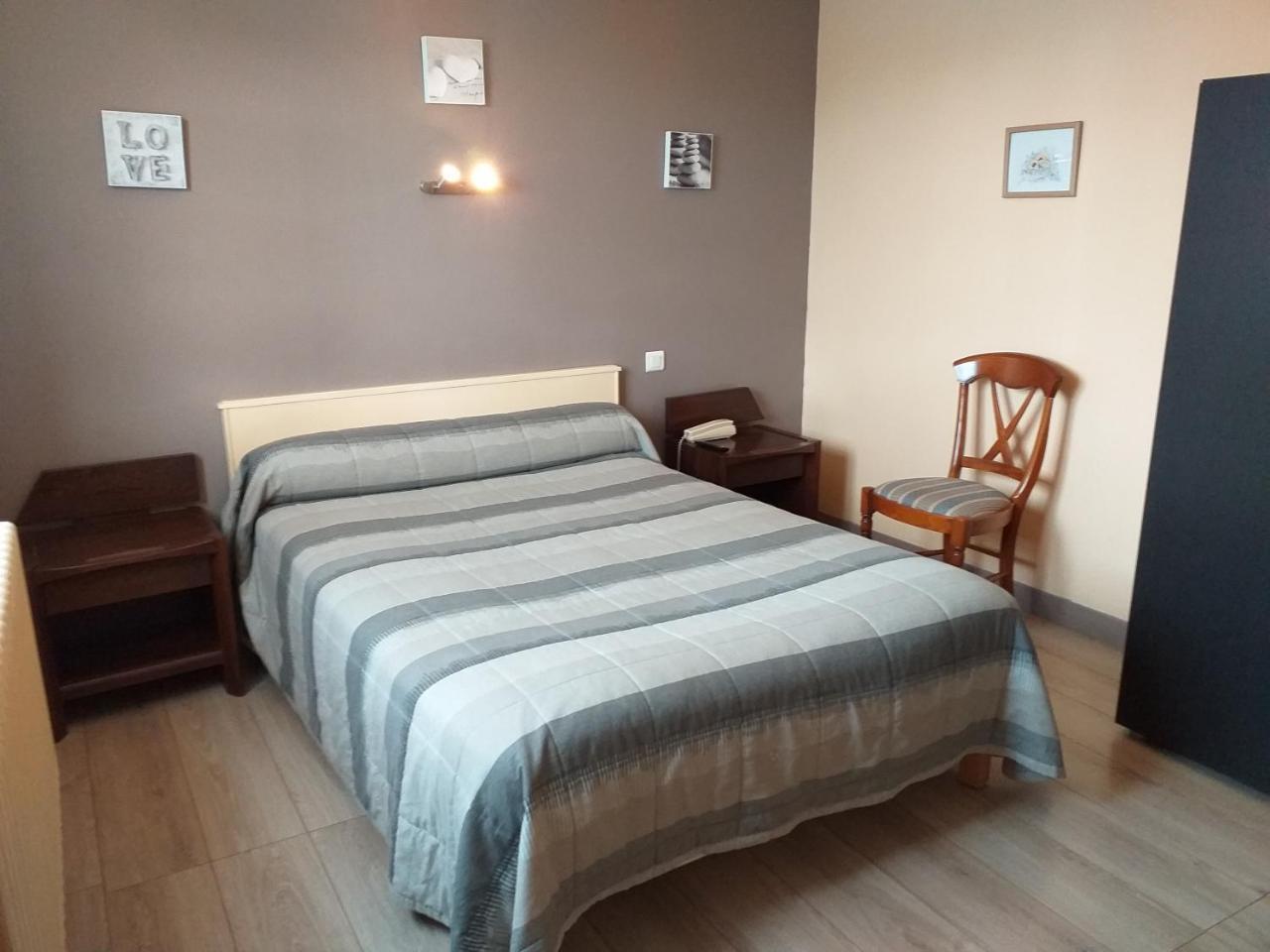Hotel Le Lion D'Or Salbris Dış mekan fotoğraf